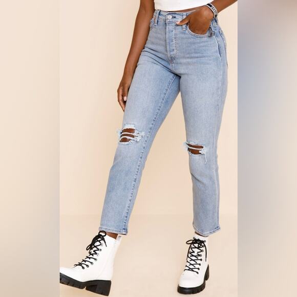 Levi's Women's Wedgie Straight Fit Distressed Knee Jeans Light Wash Size 30 - Picture 3 of 15